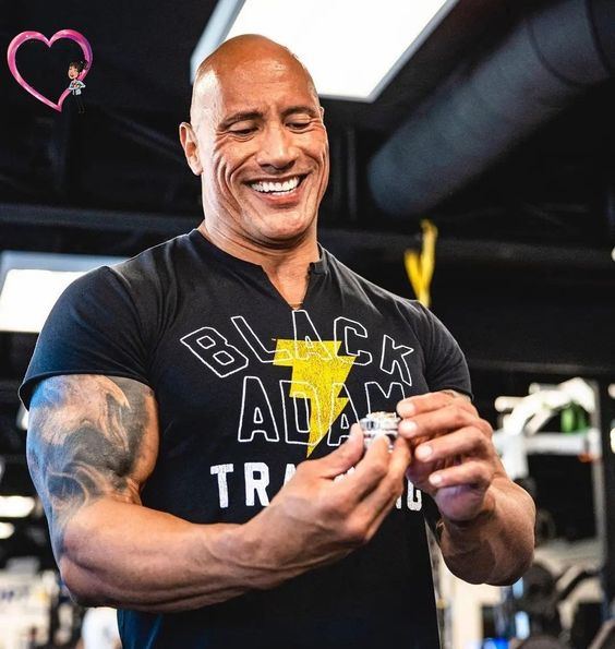 Dwayne Johnson uses his 5y/o daughter as weights while performing bicep curls