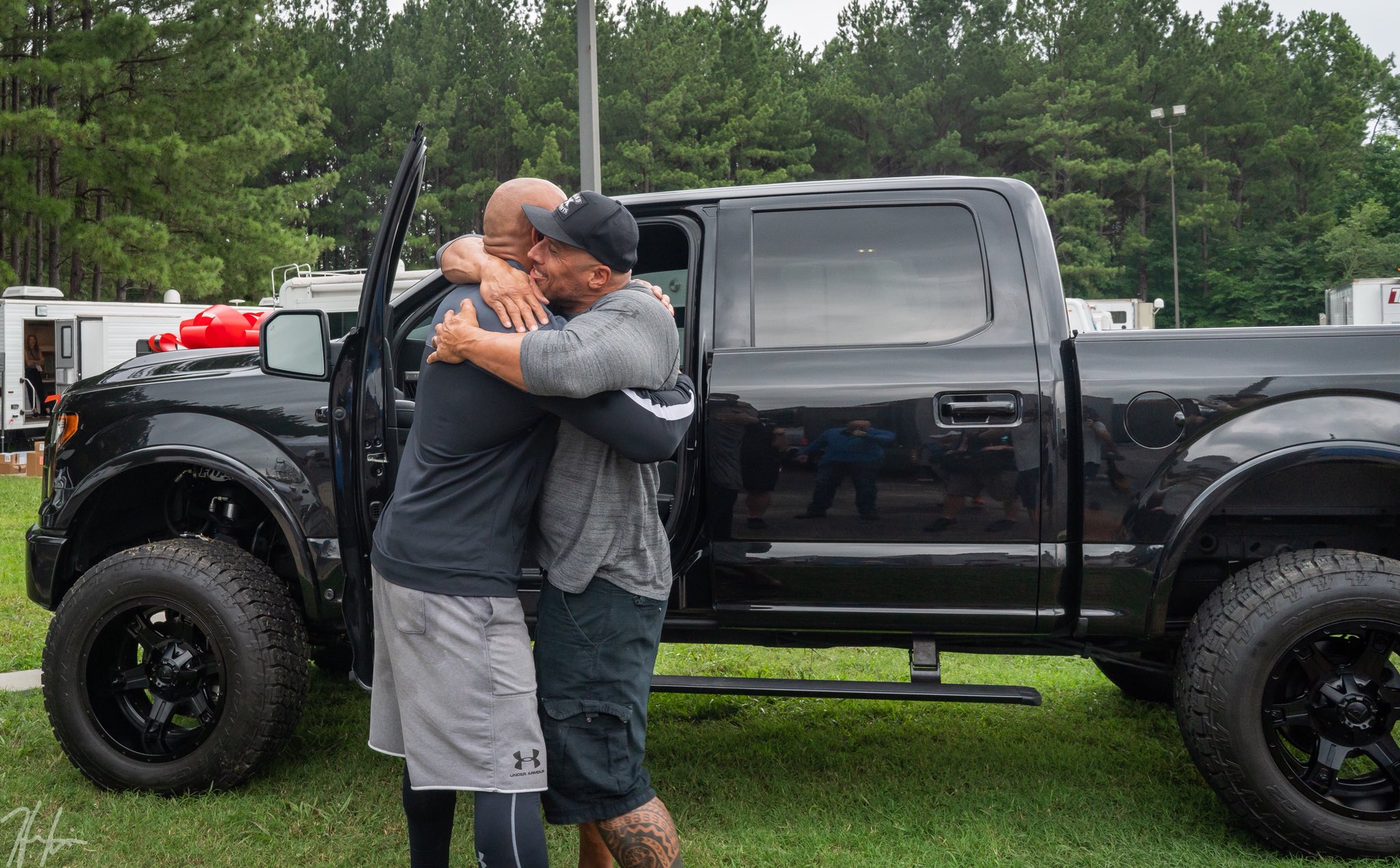 Dwayne 'The Rock' Johnson surprised everyone by quietly making his stunt brother Tanoai Reed's dream come true, giving away the new Ford F-150 Super Custom Pickup Truck - T-News