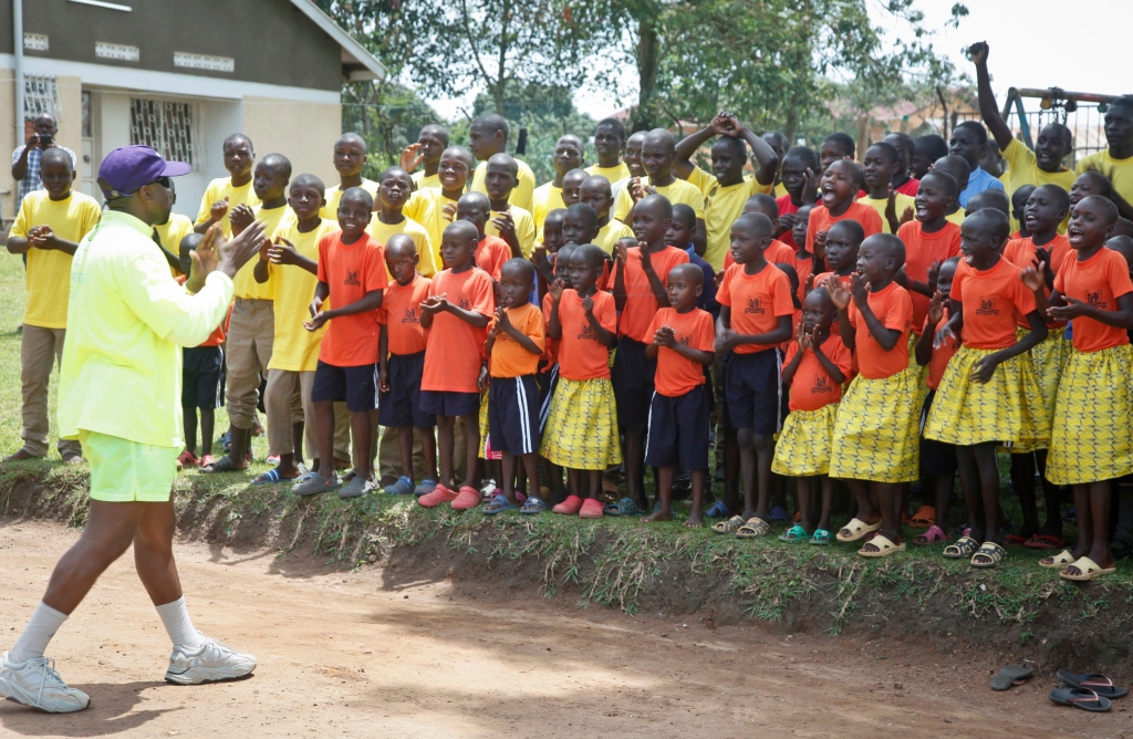 Kanye West Gifts Yeezys to Ugandan Children – Pochta News