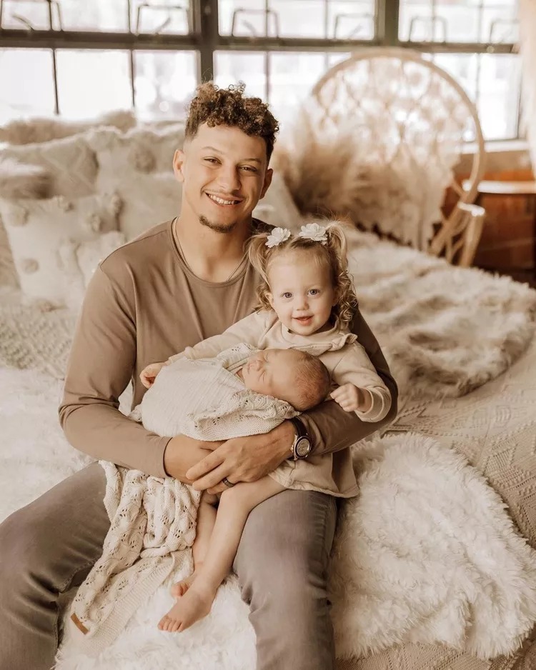 Patrick Mahomes And Wife Brittany Poses With Daughter Sterling And Son ...