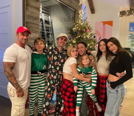 Justin And Hailey Bieber Enjoying A Cozy Christmas Night With Their ...