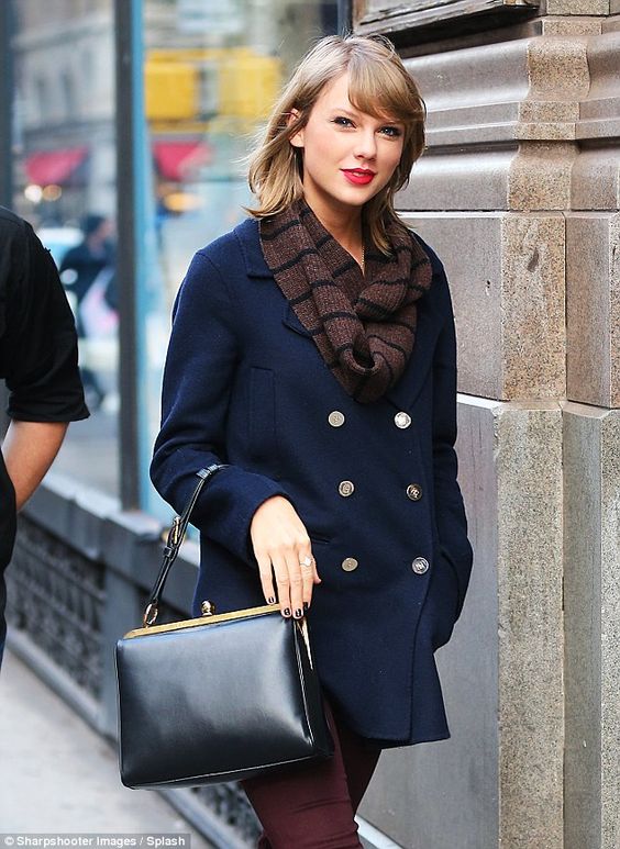 Paparazzi Photographed Taylor Swift Leaving London On A Private Jet To ...