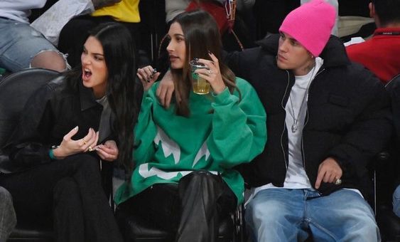 Justin Bieber And Wife Hailey Receive An Unexpected Standing Ovation As ...
