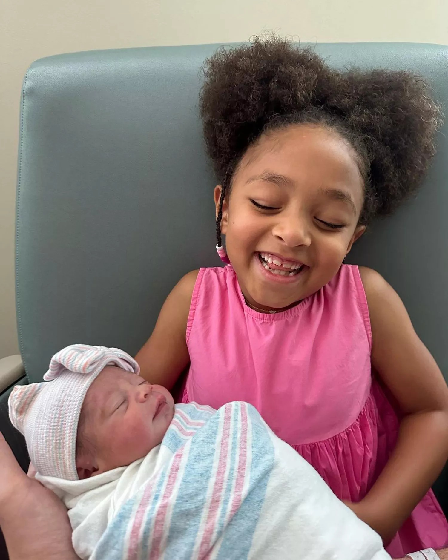 Serena Williams Shares Video Of Daughter Olympia Helping Little Sister ...